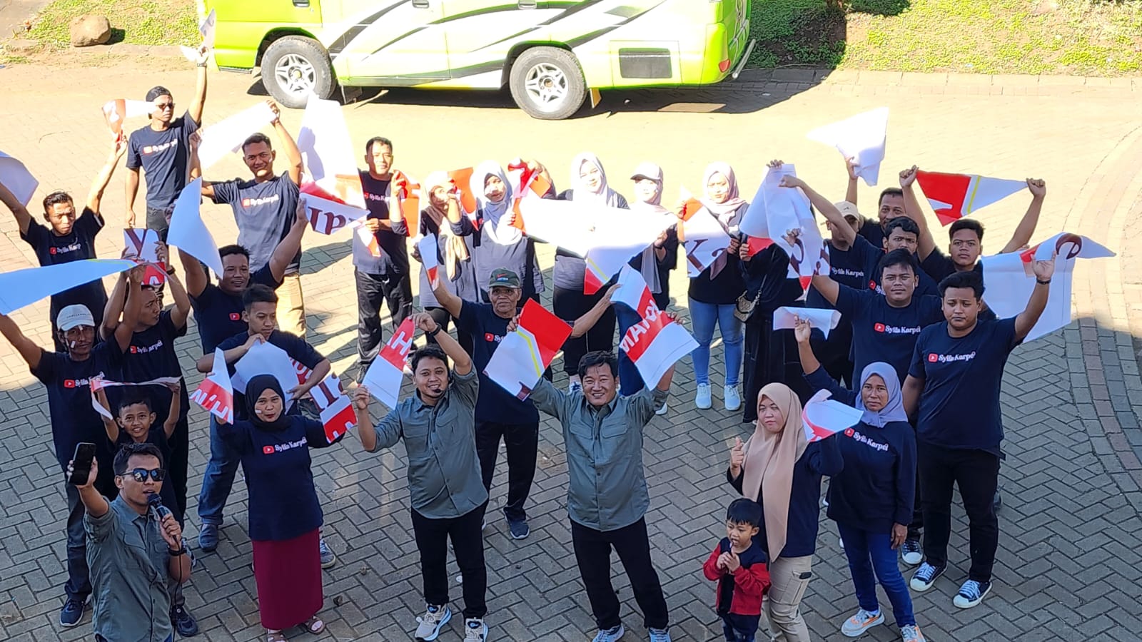 Kegiatan outbound leadership siswa SMA - foto bersama peserta