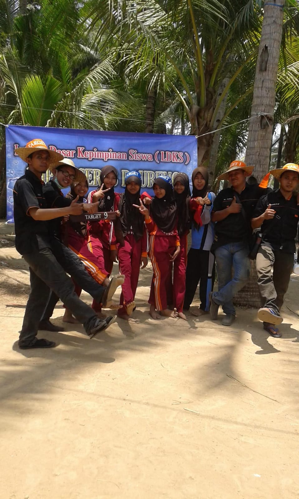 Kegiatan outbound leadership siswa SMA - simulasi kepemimpinan