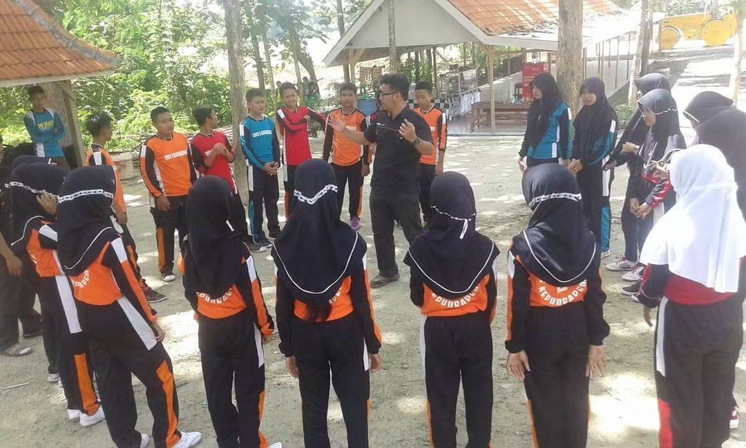 Kegiatan outbound perusahaan - foto bersama tim